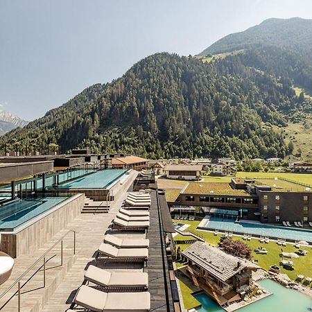 Alpine Luxury Spa Resort Schwarzenstein Lutago Luaran gambar